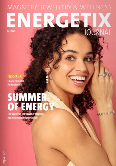 Afbeelding van dame met donker haar en een rosé achtergrond met de tekst Summer of Energie van Energetix